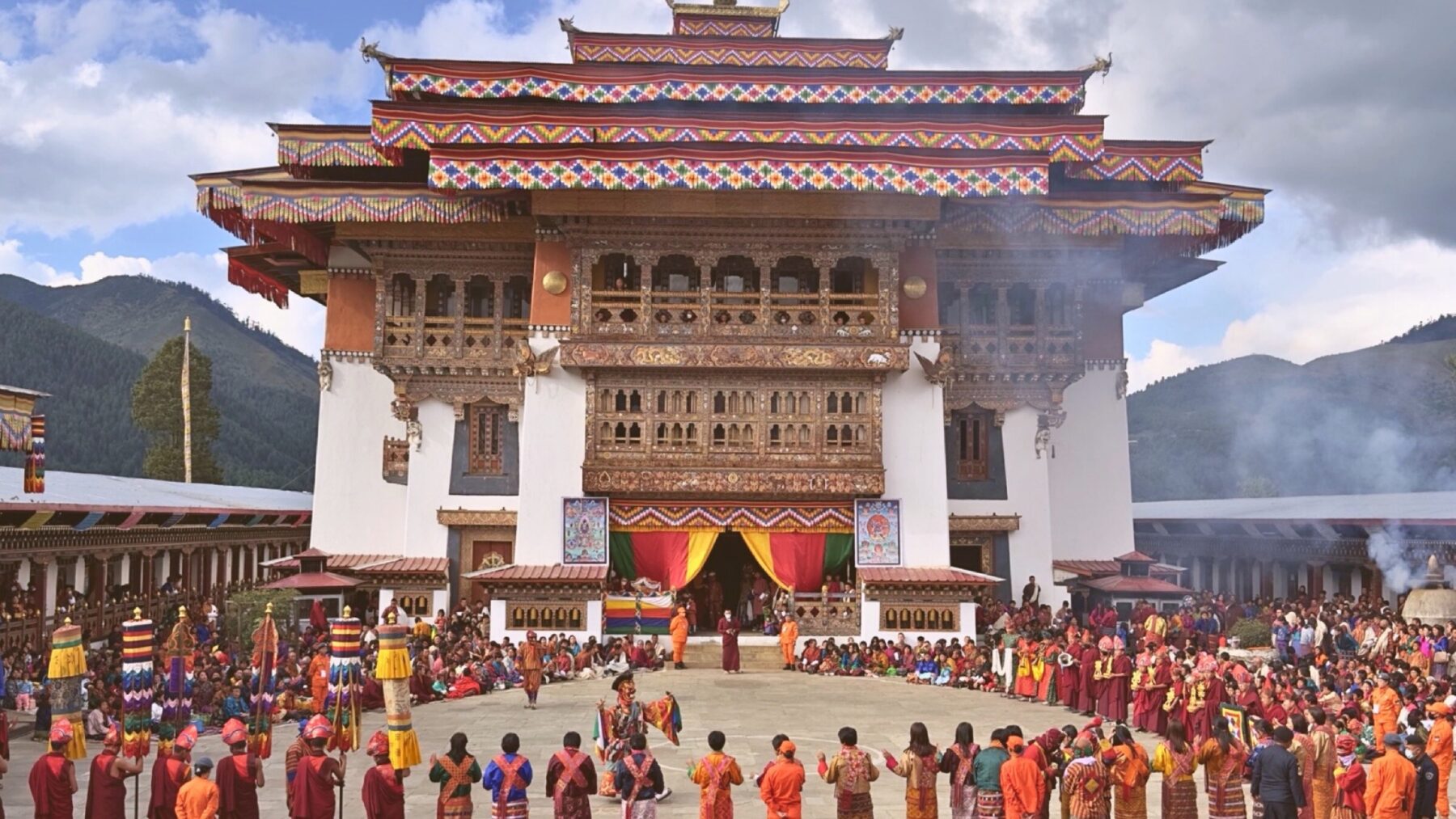 https://uluxeimages.uniqluxe.com/2024/01/bhutan-unveiled-tour-gangtey-tsechu-scaled.jpg
